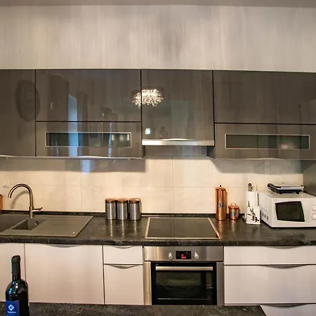 Leoni Apartment